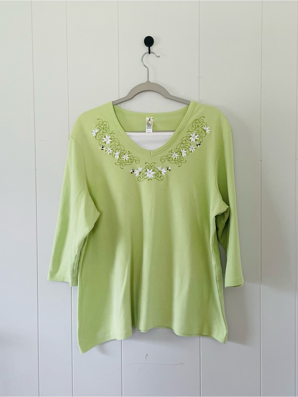 Embroidered V-Neck 3/4 Sleeve Top - Light Green
